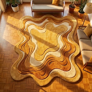 Könnte beinhalten: Ein großer, abstrakter Teppich mit einem geschichteten, wellenförmigen Design in Gold-, Beige- und Brauntönen. Die einzigartige Form und Farbpalette des Teppichs schaffen eine warme und einladende Atmosphäre, passend für ein Wohnzimmer.