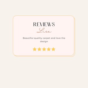 Op de afbeelding: Een lichtbeige achtergrond met een rechthoekige, afgeronde hoekframe in een donkerdere beige kleur. Binnenin staat het woord "REVIEWS" bovenaan, met "Lisa" in cursief eronder. De tekst "Beautiful quality carpet and love the design" en vijf gouden sterren.