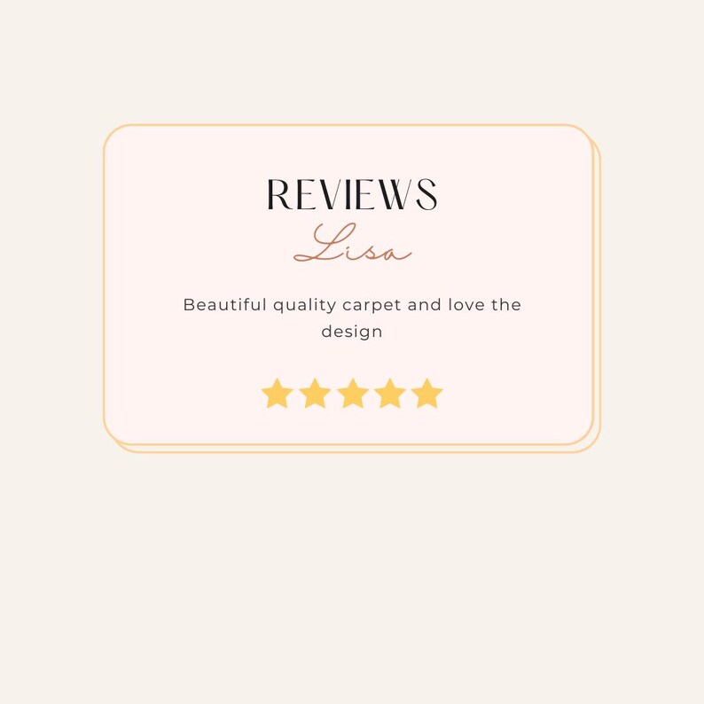Op de afbeelding: Een lichtbeige achtergrond met een rechthoekige, afgeronde hoekframe in een donkerdere beige kleur. Binnenin staat het woord "REVIEWS" bovenaan, met "Lisa" in cursief eronder. De tekst "Beautiful quality carpet and love the design" en vijf gouden sterren.