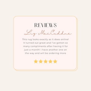 K&ouml;nnte beinhalten: Auf hellbeigem Hintergrund befindet sich ein cremefarbenes Quadrat mit dem Wort &bdquo;REVIEWS&ldquo; in schwarzer Schrift. Der Name &bdquo;Liz MacCuddne&ldquo; ist kursiv geschrieben. Der Text beschreibt einen Teppich, der gut aussieht und viele Komplimente erhalten hat.