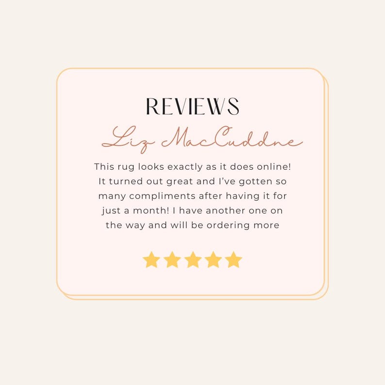 K&ouml;nnte beinhalten: Auf hellbeigem Hintergrund befindet sich ein cremefarbenes Quadrat mit dem Wort &bdquo;REVIEWS&ldquo; in schwarzer Schrift. Der Name &bdquo;Liz MacCuddne&ldquo; ist kursiv geschrieben. Der Text beschreibt einen Teppich, der gut aussieht und viele Komplimente erhalten hat.