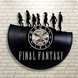 Könnte beinhalten: Schwarze Schallplattenuhr mit einer Silhouette von Figuren aus der Videospielserie Final Fantasy. Das Zifferblatt der Uhr ist weiß mit schwarzen Zahlen und Zeigern. Der Text "FINAL FANTASY" ist in weiß auf die Schallplatte gedruckt.