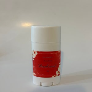 Puede incluir: Barra de desodorante blanca con una etiqueta roja que dice "All Natural Cherry Almond Deodorant 2 oz".