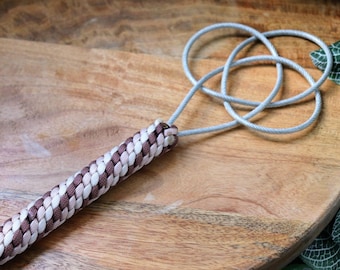 Thin paracord snakewhip customizable with a ring