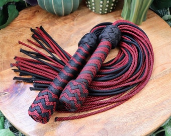 Paracord-flogger met aanpasbaar gevlochten handvat