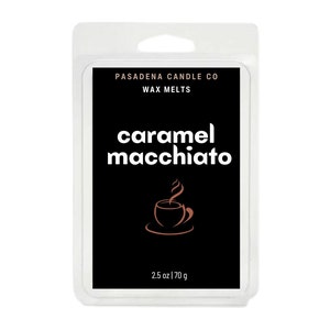 Puede incluir: Un paquete de cera para fundir negro con texto blanco que dice "PASADENA CANDLE CO WAX MELTS caramel macchiato 2.5 oz | 70 g". El paquete presenta una taza de café marrón con vapor saliendo de ella.