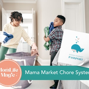 Könnte beinhalten: Zwei Kinder falten Wäsche und legen sie in einen grauen Wäschekorb. Im Hintergrund befindet sich ein weißes Schild mit einem blauen Wal und dem Text "Mama Market Passport". Der Text "MomLife Magic" befindet sich auf einem rosa Kreis in der linken unteren Ecke des Bildes. Der Text "Mama Market Chore System" befindet sich auf einem türkisfarbenen Banner in der unteren Mitte des Bildes.