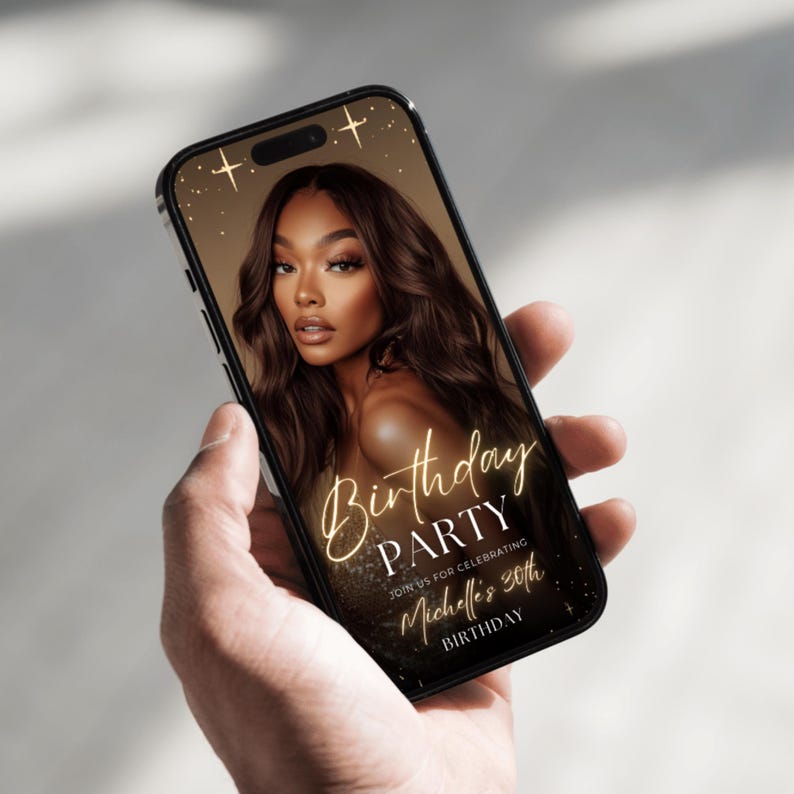 Puede incluir: La pantalla de un tel&eacute;fono m&oacute;vil muestra una invitaci&oacute;n a una fiesta de cumplea&ntilde;os con una foto de una mujer. La invitaci&oacute;n es dorada y negra con el texto "Birthday Party" y "Join us for celebrating Michelle's 30th Birthday".