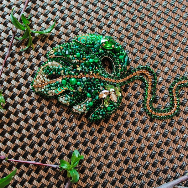 Broche Monstera, broche hecho a mano, bordado con cristales, perlas, pedrería, cuentas