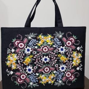 Bolso tote con bordado floral hecho a mano: una pieza de lujo llamativa