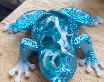 Handgefertigt ist dieser wunderschöne Frosch aus Resin, sehr einzigartig