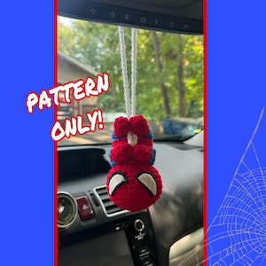 Puede incluir: Un patrón de crochet para un amuleto de coche Spiderman rojo y azul que cuelga del espejo retrovisor. El patrón está a la venta, no el producto terminado.
