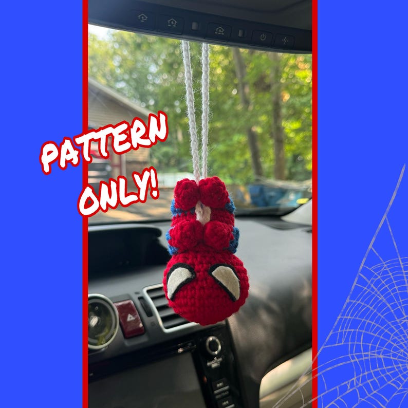 Puede incluir: Un patr&oacute;n de crochet para un amuleto de coche Spiderman rojo y azul que cuelga del espejo retrovisor. El patr&oacute;n est&aacute; a la venta, no el producto terminado.
