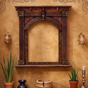 Könnte beinhalten: Handgefertigtes Holzschild mit dem Text "Welcome to our home" in handschriftlichem Stil. Das Schild ist weiß lackiert mit schwarzer Schrift und einem Used-Look, passend für den Landhausstil.