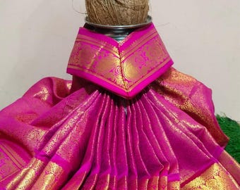 Precio con descuento para hoy: sari Varamahalakshmi Ready Goddess para Pooja. Envío rápido disponible.