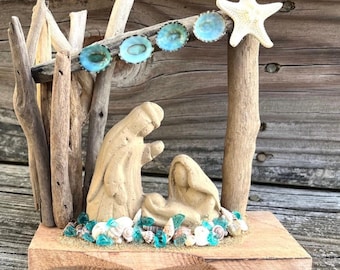 Nacimiento de madera flotante con estrellas de mar y lapas azules