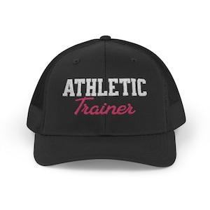 Könnte beinhalten: Schwarze Mesh-Trucker-Kappe mit einem weißen gestickten "Athletic Trainer"-Text und einem pinkfarbenen "Trainer"-Text.