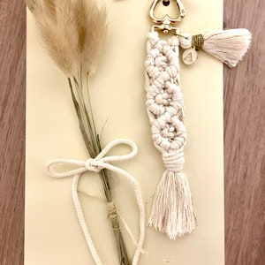 pequeno presente exclusivo - cartão, flores secas e chaveiro de macramê de coração com inicial