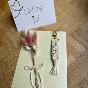 Portachiavi Portachiavi Iniziale Macramè + biglietto + fiori secchi per insegnante Piccolo Regalo Fine Anno Scolastico sotto i 6 euro Piccolo Regalo sotto i 6 euro