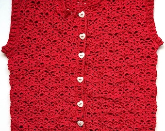 Joli gilet gilet sans manches au crochet rouge avec épaules carrées et boutons coeur d'amour style bohème festival Anni & Amie