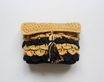 Schwarz-goldene gehäkelte Rüschen-Clutch mit Klappe, handgefertigt von Anni und Amie | Schicker Boutique-Stil
