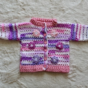 Cardigan primaverile fatto a mano per neonata con fiori rosa, viola e bianco con bottoni a forma di fiore e applicazioni / 6-12 mesi / Anni & Amie