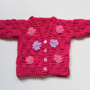 Cardigan floreale fatto a mano per neonata rosa con applicazione di fiori / 6-12 mesi / Anni & Amie