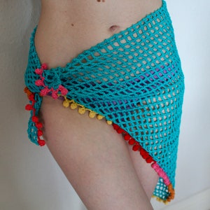 Pareo de ganchillo hecho a mano azul agua con pompones multicolores cubierta de playa hecho en el Reino Unido Anni & Amie moda boho chic
