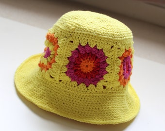 Sombrero de pescador amarillo de ganchillo con motivo floral Anni & Amie hecho a mano en el Reino Unido