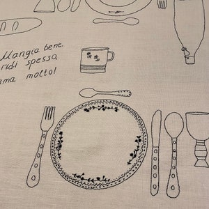 Handgeborduurd denkbeeldig dinertafelkleed voor 6 personen, bestek, eten en drinken, Italiaans. Zwart op wit of elke gewenste kleur mogelijk