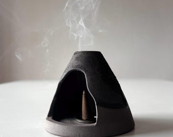 Begrenzte Lagerbestände - nur noch 1 verfügbar, Schwarzes Steinzeug Mond Texture Räucherstäbchenhalter: Palo Santo - Cone Brenner