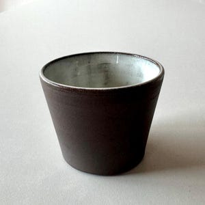Handgefertigte Espressotasse aus schwarzer Keramik - innen glänzend weiß glasiert - 100 ml Steinzeug-Kaffeetasse - Moderne minimalistische Espressotasse