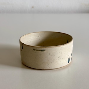 Bol de cerámica hecho a mano, bol de gres con esmalte color crema y motas azules, bol rústico minimalista, vajilla moderna, cerámica artesanal.