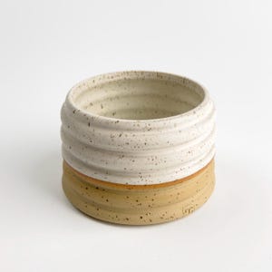 Uroczy, ręcznie robiony ceramiczny kubek – prezent inspirowany naturą dla miłośników Ziemi