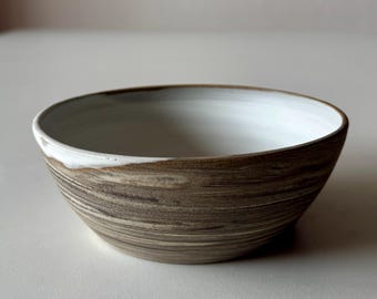 Handgemaakte tweekleurige kom van aardewerk: zwart en crème keramiek, wit glazuur (4,7 inch)