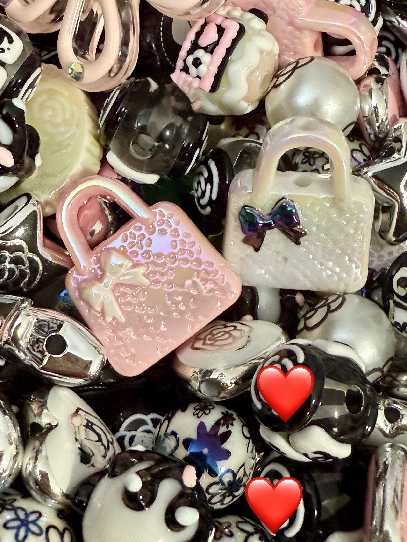CHANEL シルバー ロゴ付きストラップ CHANEL 2026 Valentine Limited Charm Iconic Logo Rare Collectible