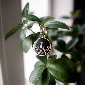 Médaille pour chien noire avec flocons d&#39;or | Médaille personnalisée | Médaille pour chien personnalisée | Fait main | Médailles d&#39;identité uniques | Médaille pour chien en résine | Accessoires pour collier de chien