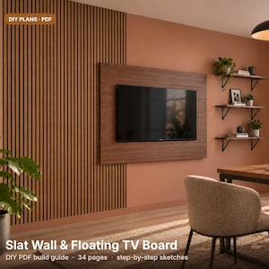 Peut inclure: Un guide de construction numérique DIY en PDF pour un mur à lattes et un meuble TV flottant, comprenant 34 pages de croquis étape par étape. L'image montre un mur avec des lattes en bois verticales, une télévision et des étagères.