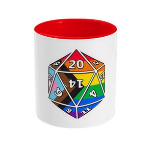 Puede incluir: Taza de cerámica blanca con un borde rojo. La taza presenta un gráfico de un dado de veinte caras con los números del 1 al 20. El dado está coloreado con los colores de la bandera del orgullo arcoíris.