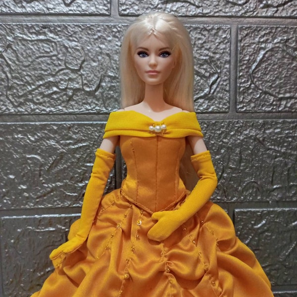 Poppenkleertjes Belle jurk, jurk in geel, echte op maat handgemaakt, body fit disney fashion royalty poppy parker, limited edition voor collectie