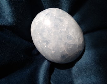 Blue Calcite pebble AA 199 g 70 x 60 mm