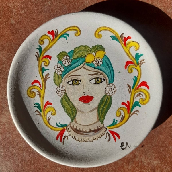 Piatto in Ceramica Artigianale con Figure Tradizionali Siciliane - Personalizzabile