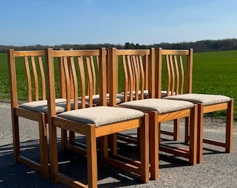 Juego de 6 sillas de comedor de pino macizo recién tapizadas.
