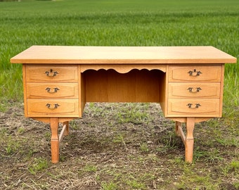 Schreibtisch im Landhausstil entworfen von Henry Kjærnulf