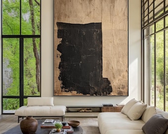 Pintura abstrata minimalista em tons de bege e preto, tela vertical de grandes dimensões.