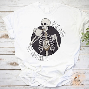 Dead Inside But Caffeinated Coffee T-shirt vintage unisexe, chemise tête de mort café, chemise café drôle, chemise squelette, chemise automne