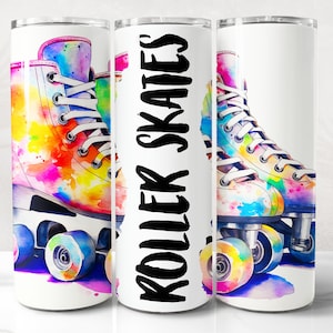 Puede incluir: Un vaso blanco con un diseño de acuarela de patines. El texto "Roller Skates" está impreso en negro en el vaso.