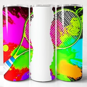 Op de afbeelding: Een witte roestvrijstalen tumbler met een kleurrijk abstract ontwerp met een tennisracket en een tennisbal. Het ontwerp is een mix van felle kleuren, waaronder roze, groen, geel, blauw en oranje.