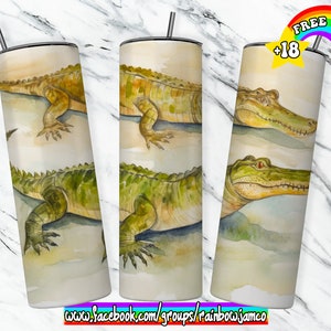 Peut inclure: Trois gobelets en acier inoxydable avec un motif d'alligators en aquarelle. Les gobelets sont blancs avec un fond brun clair. Les alligators sont verts, bruns et jaunes.