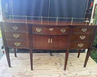 Antiek mahoniehouten Thomasville-dressoir in federale stijl met een serpentijnfront en een sierlijk koperen galerijblad
